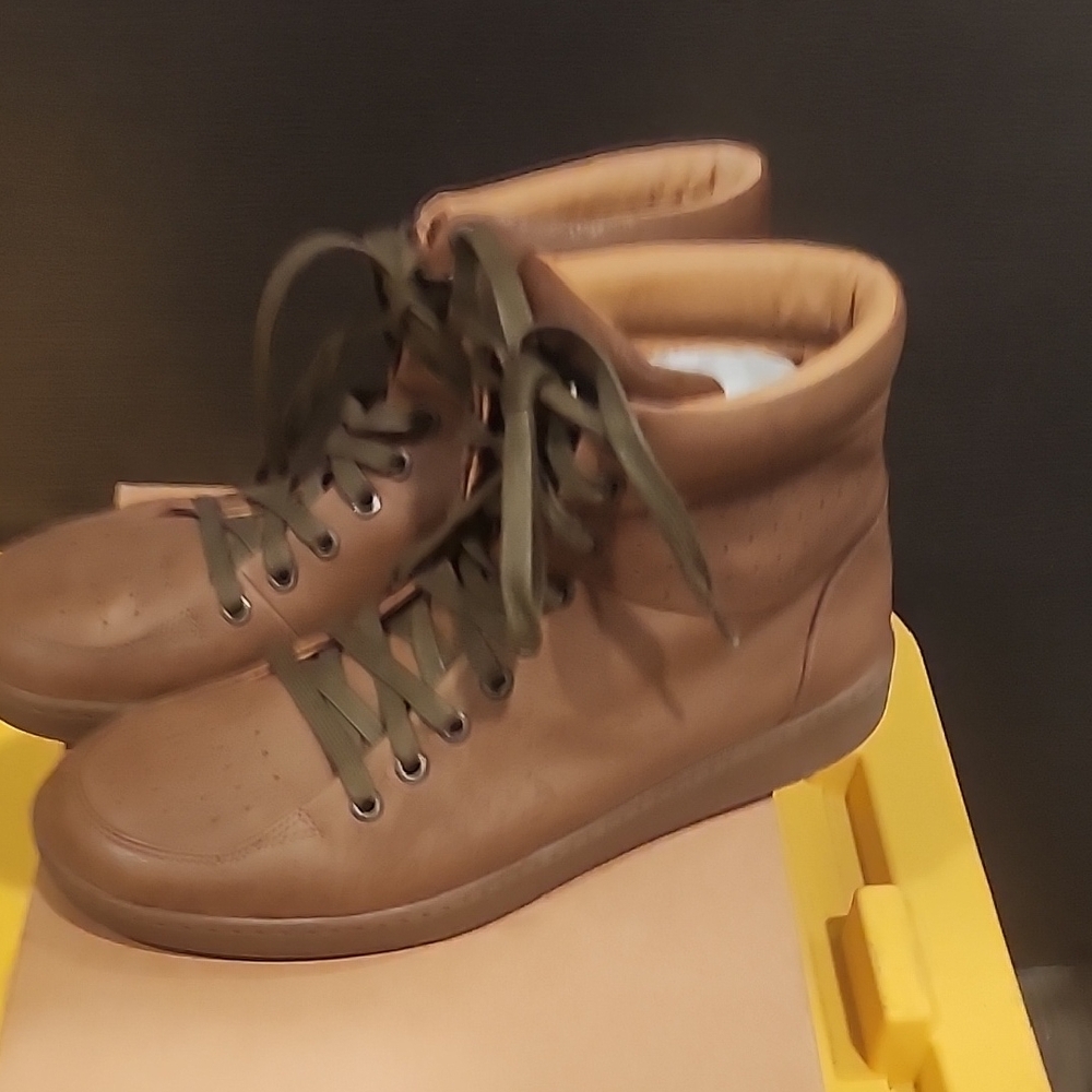 Men's Travel Fox Brown High Top shoes Men's Size 8.5